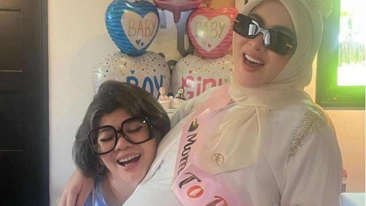 Para sahabat Syahrini itu sempat bersembunyi