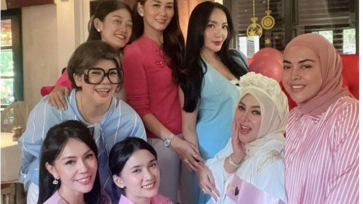 Para sahabat Syahrini juga tak lupa mendoakan