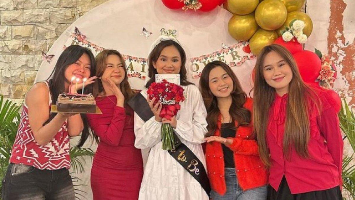 Para sahabat alumnus Liga Dangdut Indonesia ini datang khusus untuk Nia LIDA.