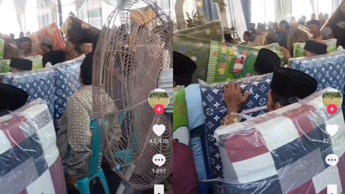 Para tamu undangan pesta pernikahan di Sedati, Sidoarjo, Jawa Timur bersorak kegirangan karena mendapat souvenir kasur lipat