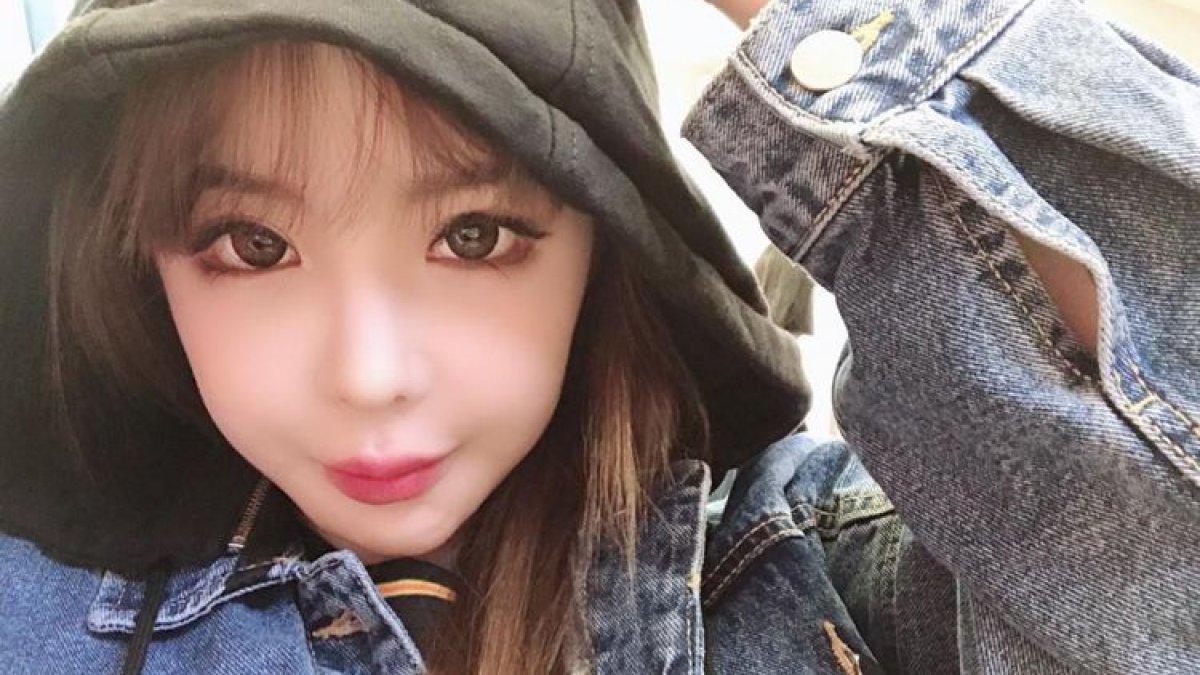 Park Bom Eks 2NE1 berpose dalam akun Instagram-nya