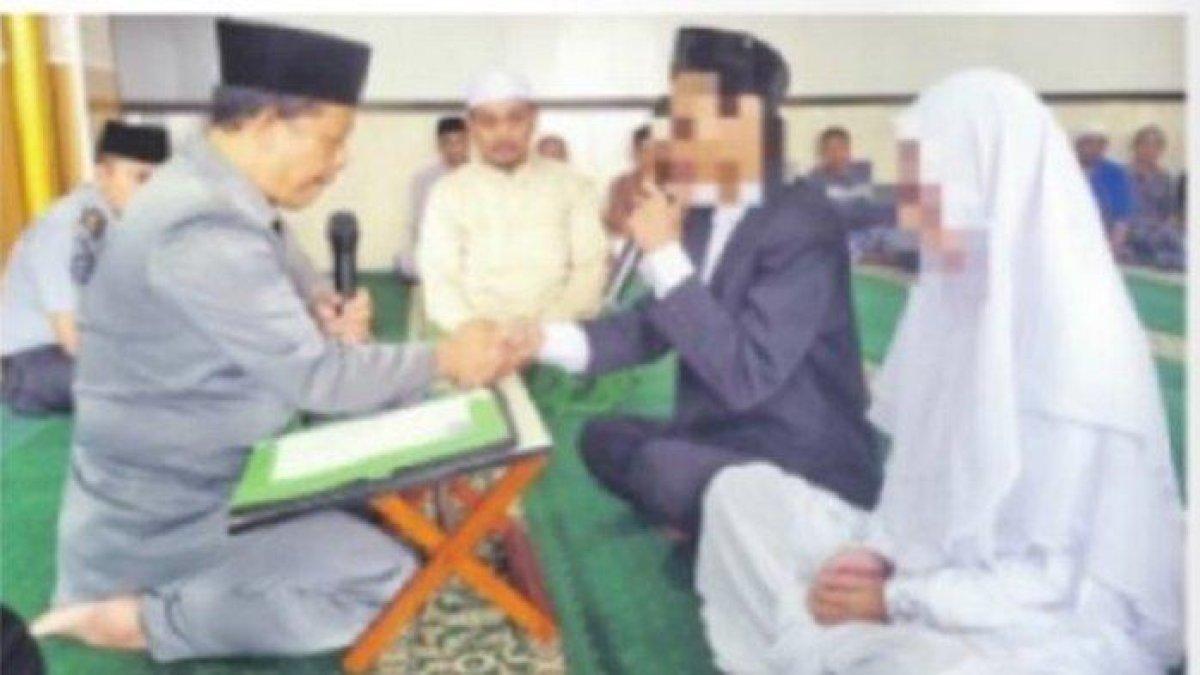 Pasangan AD dan ST melangsungkan akad nikah