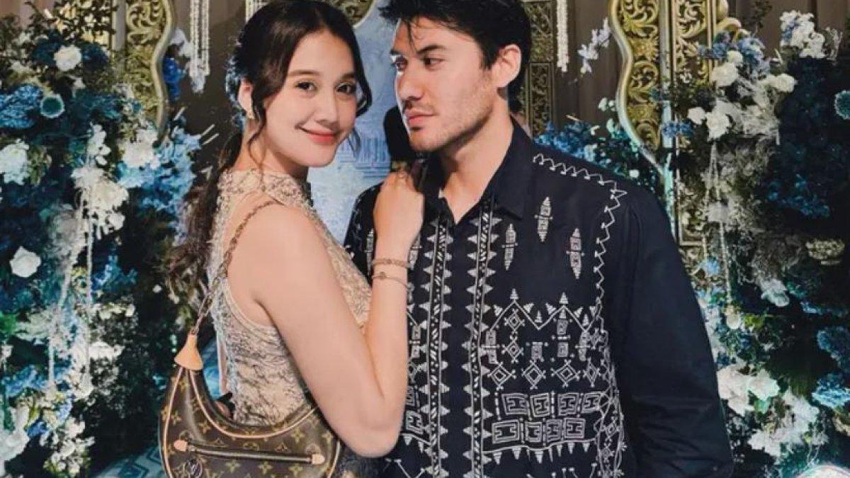 Pasangan Esta Pramanita dan Bara Valentino menjadi salah satu pasangan yang tak lepas dari perhatian netizen di pernikahan Anggika dan Omar.