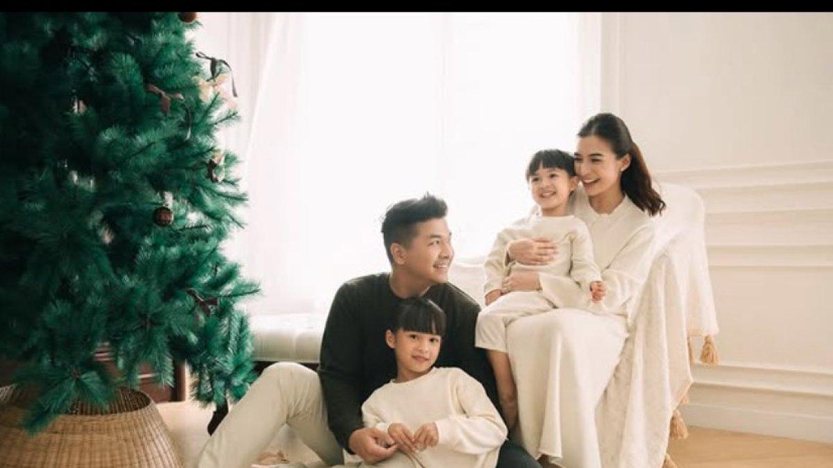 Pasangan artis Chelsea Olivia dan Glenn Alinskie memilih untuk merayakan Natal 2024 di Beijing. 