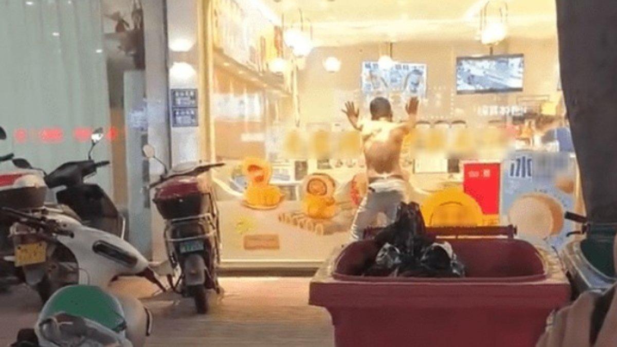 Pasangan di China lakukan perbuatan tak senonoh di jalan, jadi tontonan orang lewat.