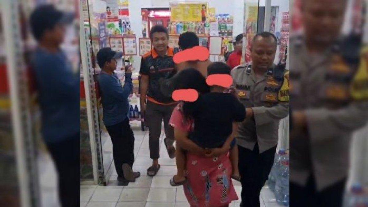 Pasangan suami istri melakukan pencurian sambil bawa anak di sebuah minimarket di wilayah Cileungsi, Kabupaten Bogor