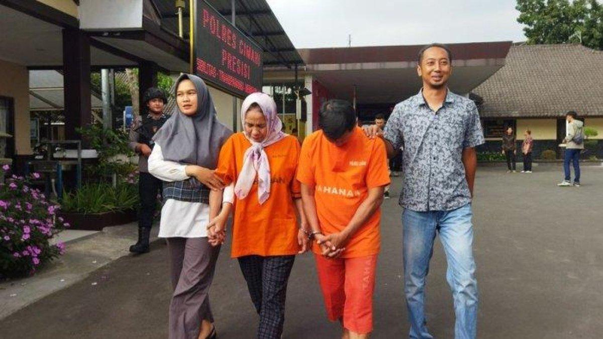 Pasangan suami-istri (pasutri) berinisial H (50) dan SHR (59) yang mencuri di rumah kosong digiring polisi di Mapolres Cimahi, Jumat (15/9/2023)