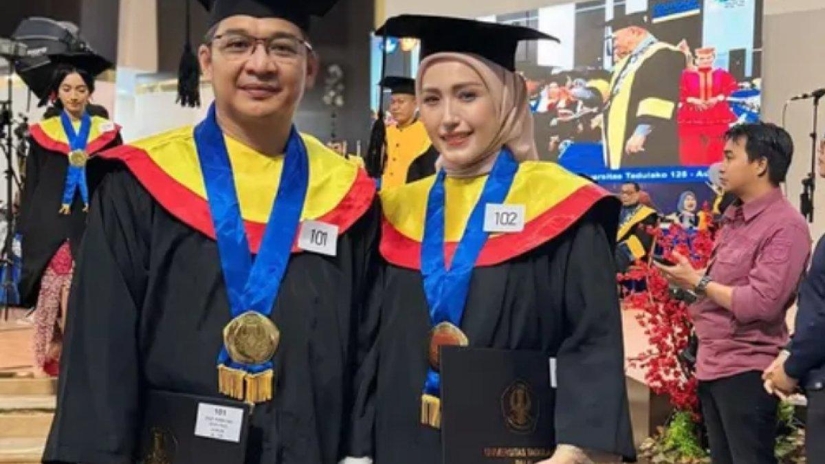 Pasha Ungu dan Adelia Wilhelmina Kompak Jalani Wisuda Bareng