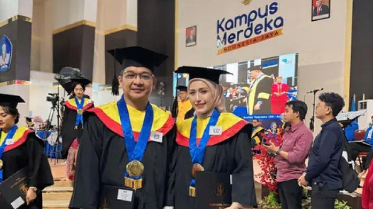 Pasha Ungu dan Adelia Wilhelmina akhirnya menyandang gelar sarjana hukum