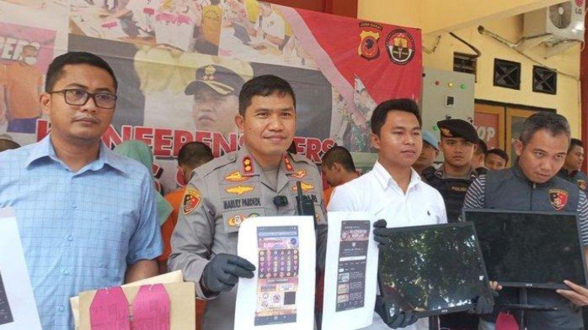 Pasutri kompak prmosikan judi online slot
