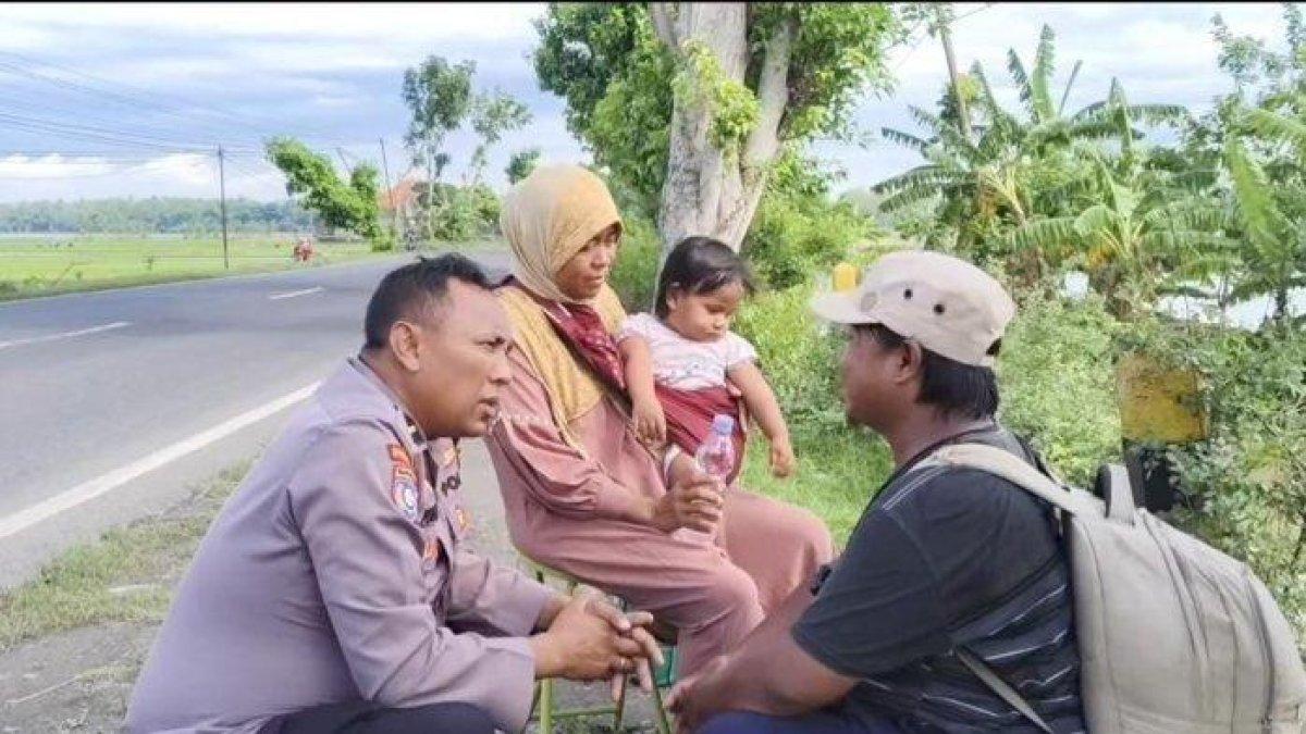 Pasutri nekat jalan kaki dari Semarang-Banyuwangi membawa balita 2 tahun, bertemu Ipda Purnomo langsung menolong