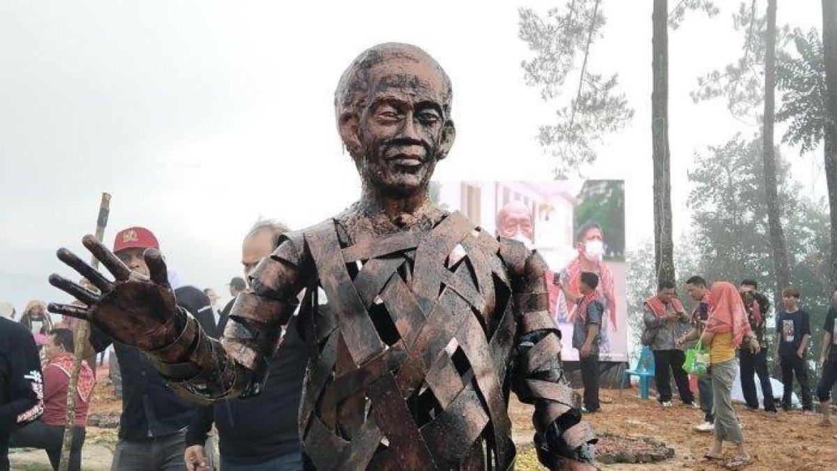 Patung berwajah mirip Presiden RI Joko Widodo dipamerkan pada saat prosesi peletakan batu pertama pembangunan monimen Juma Jokowi, di Liang Melas Datas (LMD), Kabupaten Karo, Sabtu (4/11/2023)