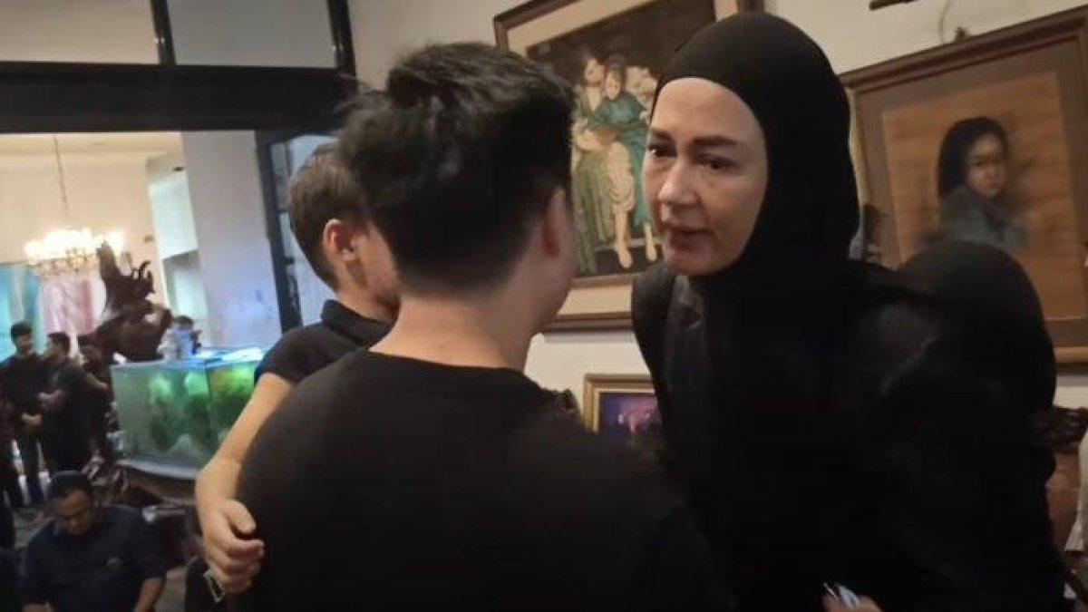 Paula Verhoeven datang melayat dan beri pelukan ke Baim Wong usai sang ayah, Johnny Wong meninggal.