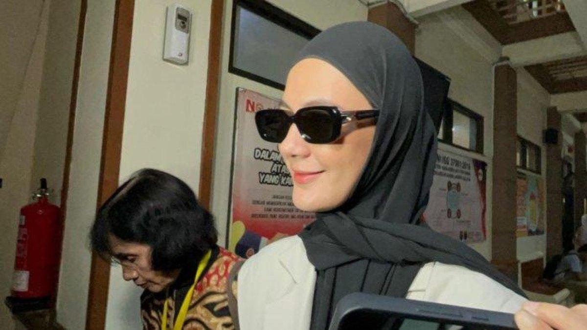 5 BULAN TAK KETEMU ANAK - Paula Verhoeven memilih untuk tidak banyak bicara usai menjalani sidang cerai di Pengadilan Agama Jakarta Selatan.