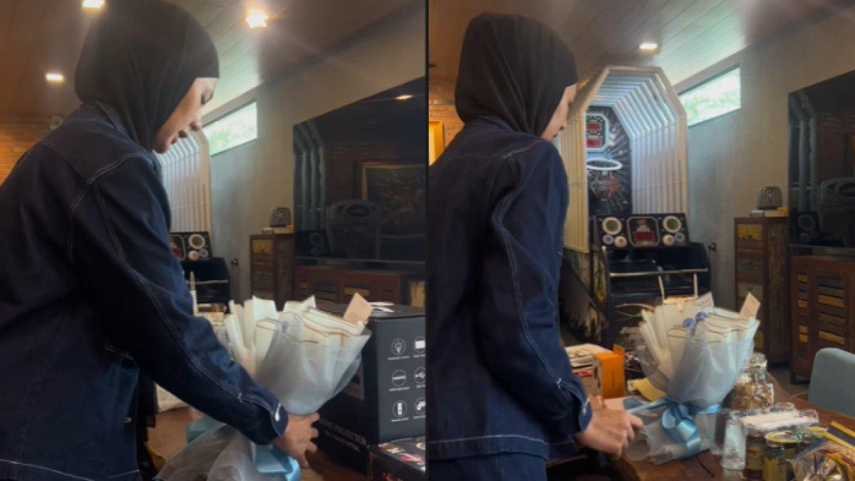 Paula Verhoeven meninggalkan bucket bunga berisi permen dan minuman untuk Kenzo