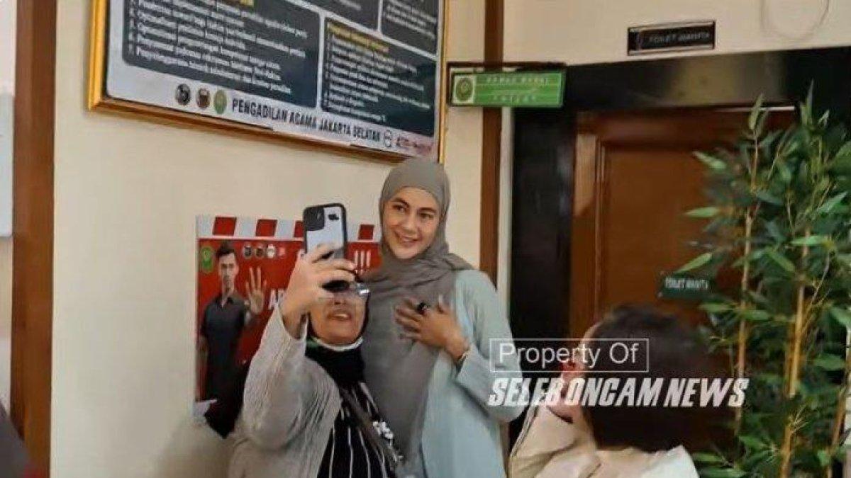 Di sela-sela agenda sidang perceraian, Paula Verhoeven sempat berfoto bersama fans.