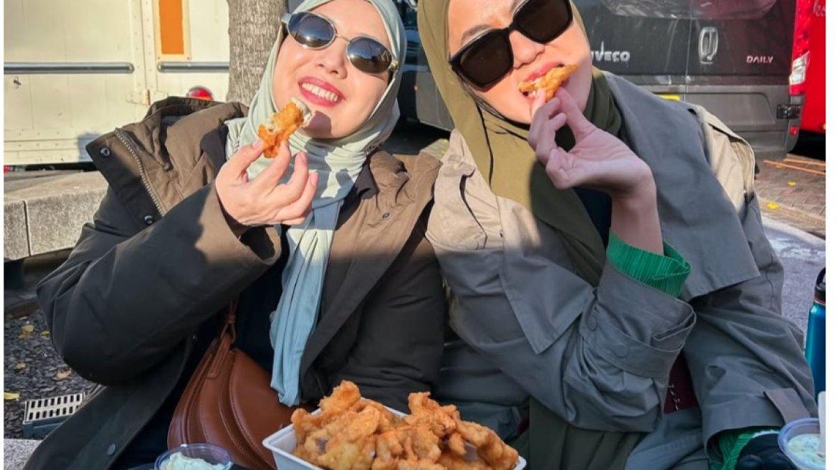 Paula dan Tya juga asyik menikmati kuliner tradisional khas Belanda. Mereka tampak antusias mencoba makanan lokal yang terkenal.