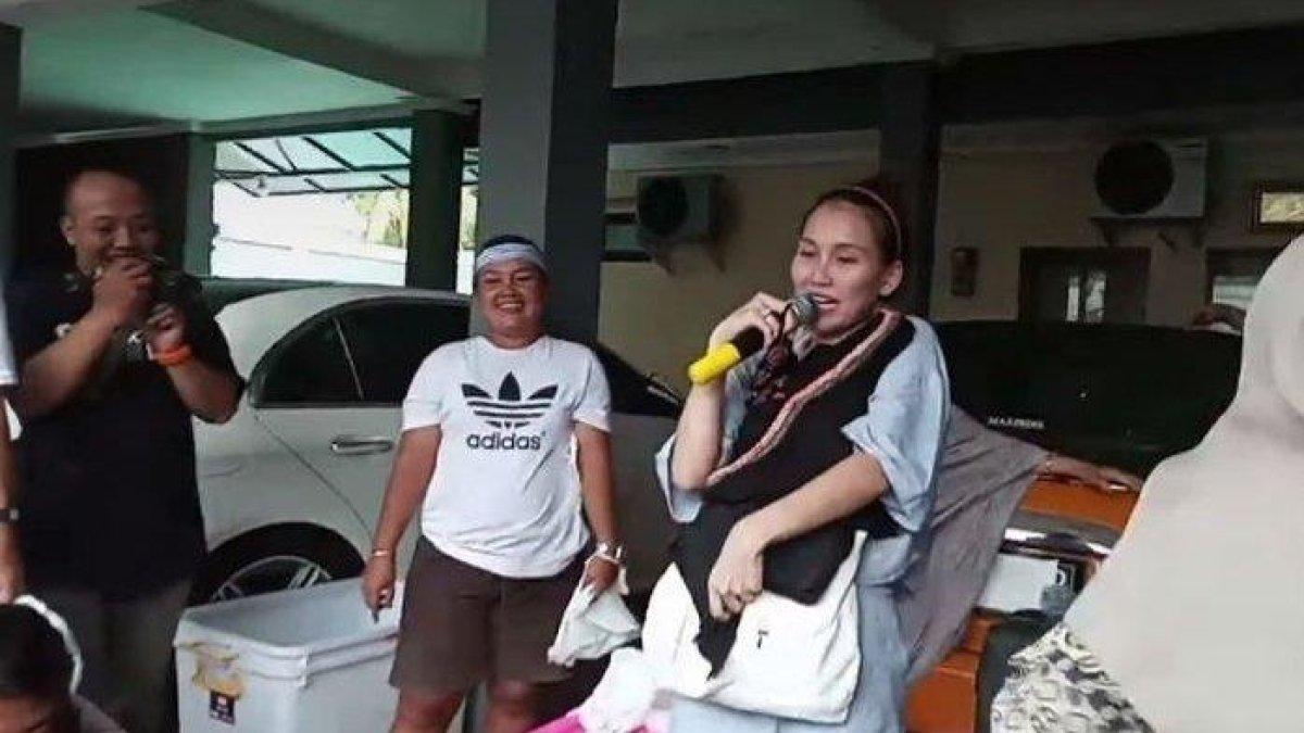 BAJU ARTIS DILELANG - Pedangdut Ayu Ting Ting membuka bazar baju bekas layak pakai miliknya dan juga keluarganya di kediamannya, Depok, Jawa Barat pada Sabtu (27/5/2023).