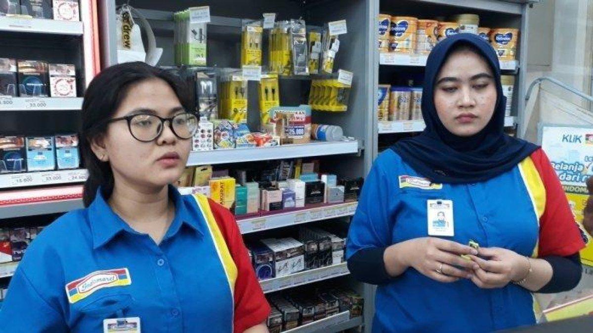 Pegawai minimarket