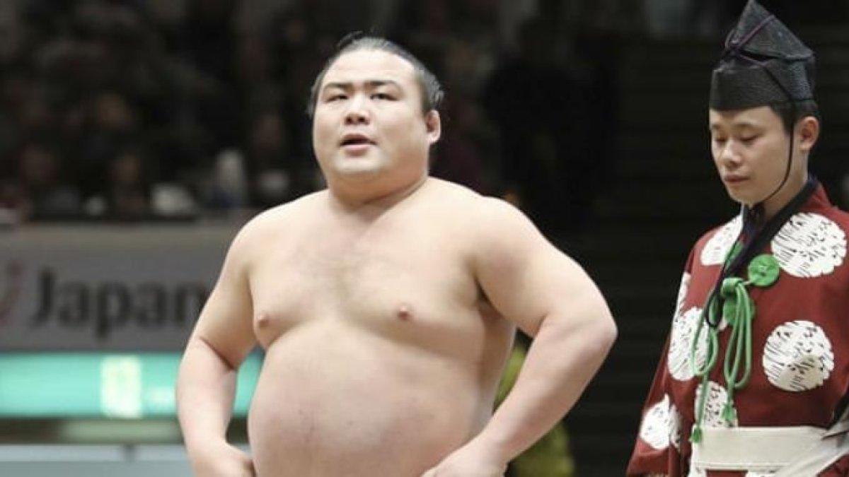 Pegulat sumo profesional di Jepang Shobushi.
