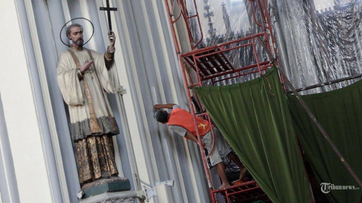 Pekerja melakukan renovasi bagian dalam Gereja Katerdal di Jakarta, Selasa (6/8/2024).