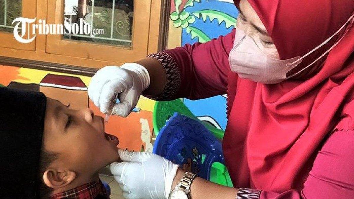 Pelaksanaan vaksinasi polio di salah satu TK yang ada di Kelurahan Sragen Wetan, Kecamatan/Kabupaten Sragen, Selasa (16/1/2024).
