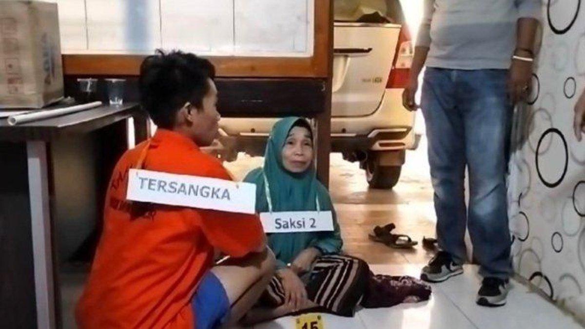 Pelaku Habibi ketika menjalankan adegan rekonstruksi kasus pembunuhan terhadap korban Patmawati yang juga istrinya.