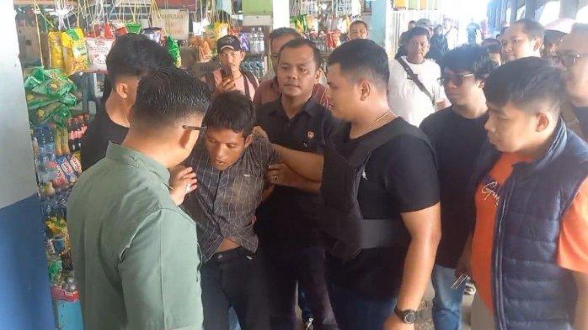 Pelaku Iwan saat digiring tim gabungan personel Polres Karimun yang kemudian dibawa ke Makopolres Karimun menjalani pemeriksaan.