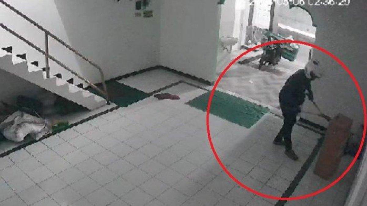 Pelaku mengenakan helm putih