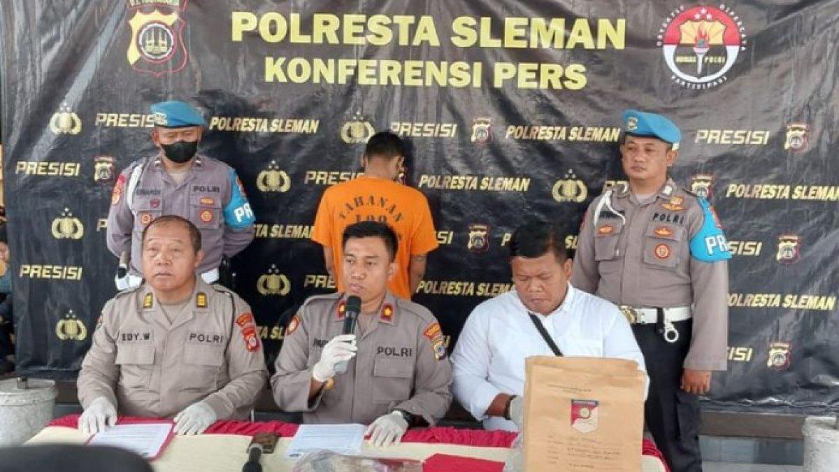 Pelaku pembuangan bayi kembar di Sungai Buntung, Berbah, Sleman berinisial SW (31) saat dihadirkan dalam jumpa pers di Mapolresta Sleman
