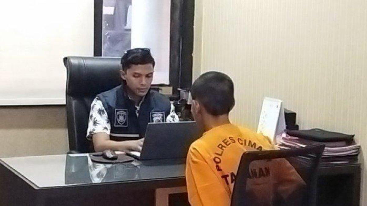 Pelaku pembunuhan saat diperiksa polisi di Satreskrim Polres Cimahi, Kamis (18/4/2024).