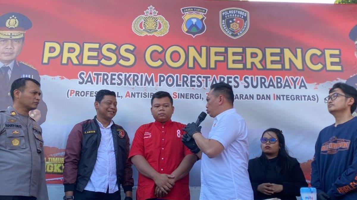 Pelaku pencuri mobil yang sudah digadaikan saat di Mapolrestabes Surabaya.