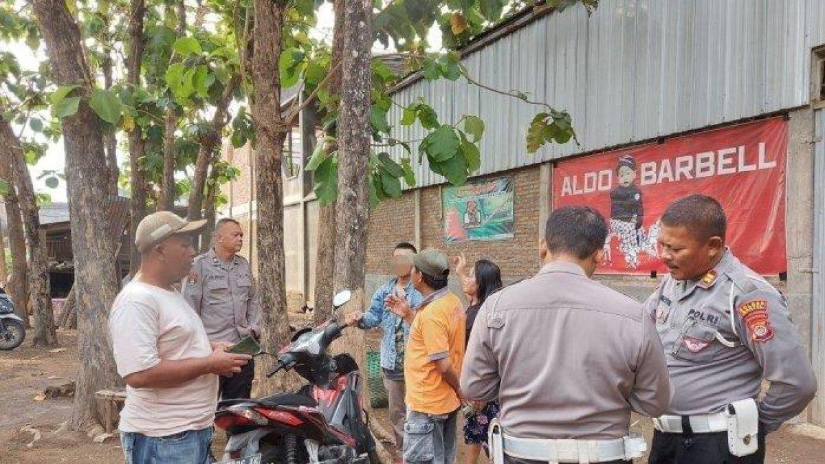 Pelaku penipuan pembeli bensin dengan uang mainan sedang diamankan oleh sejumlah warga dan Jajaran Polsek Pleret di Kapanewon Pleret, Kabupaten Bantul