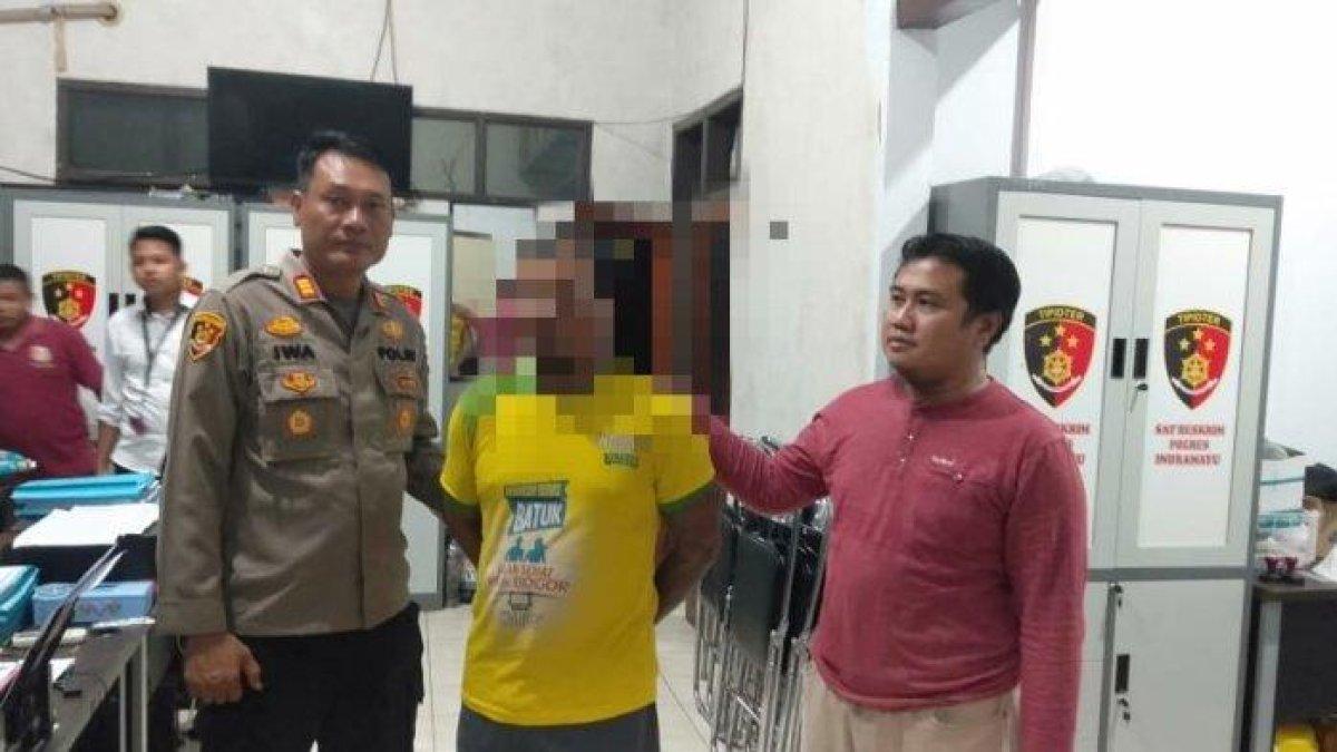Pelaku saat diamankan polisi usai bacok kakak kandung perempuannya di pinggir jalan Desa Kerticala, Kecamatan Tukdana, Kabupaten Indramayu, Senin (23/10/2023).