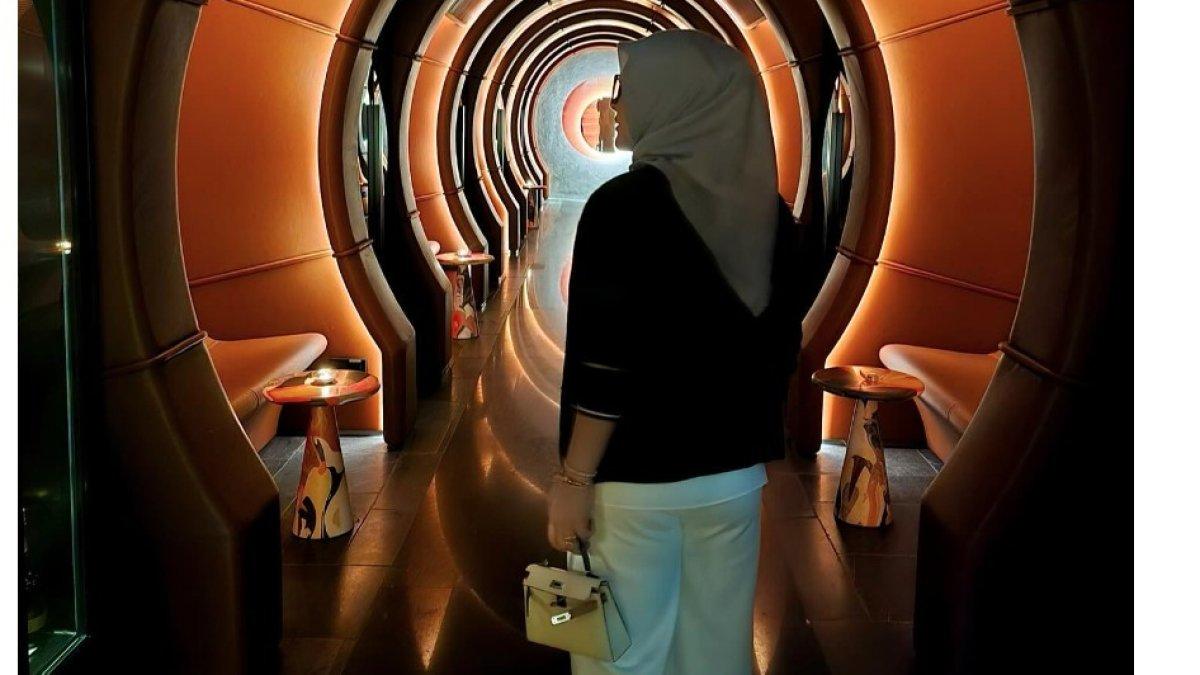 Pelantun lagu Sesuatu ini terlihat anggun meskipun tampil dari belakang. 