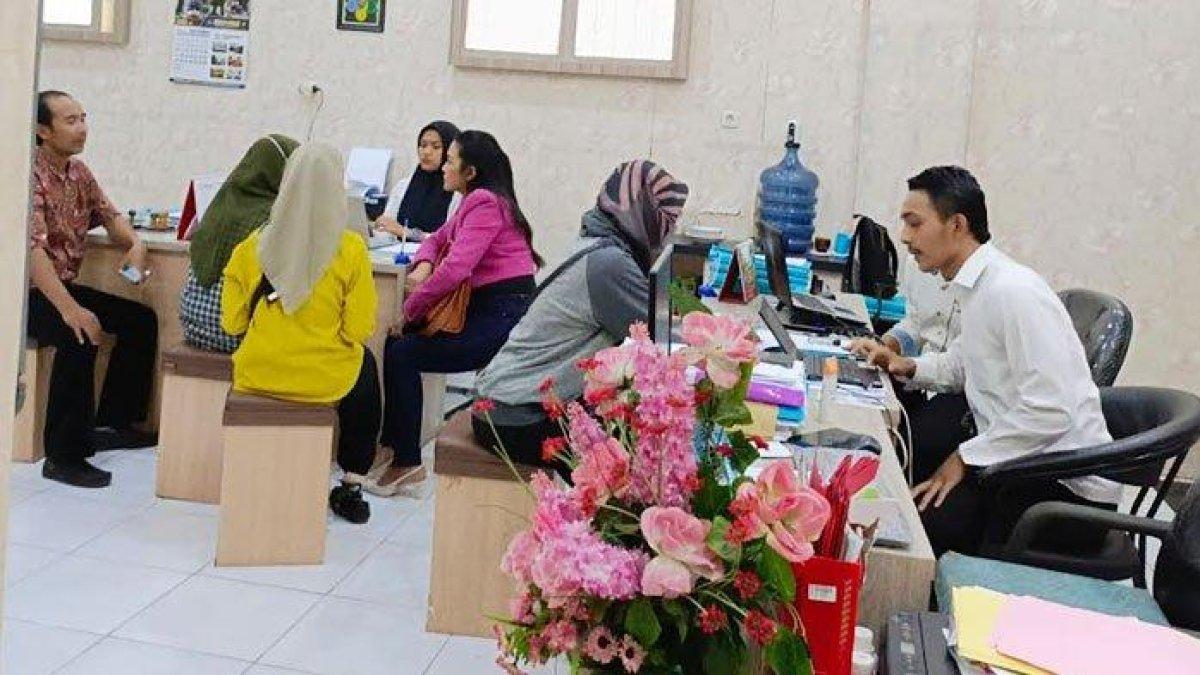 Pelapor kasus kekerasan seksual terhadap remaja perempuan saat memenuhi panggilan penyidik Satreskrim Polres Jember, Senin (2/10/2023)