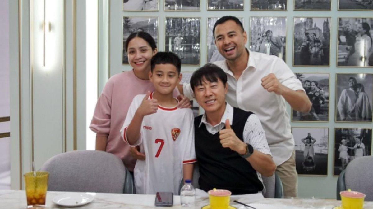 Pelatih Timnas Sepakbola Indonesia, Shin Tae Yong, kunjungi rumah Raffi Ahmad