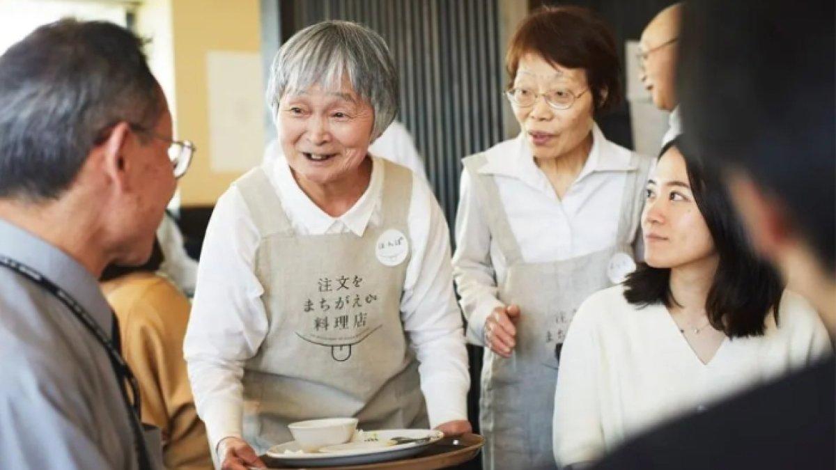 Pelayan dan pengunjung di Restaurant of Mistaken Orders di Kyoto pada tahun 2017