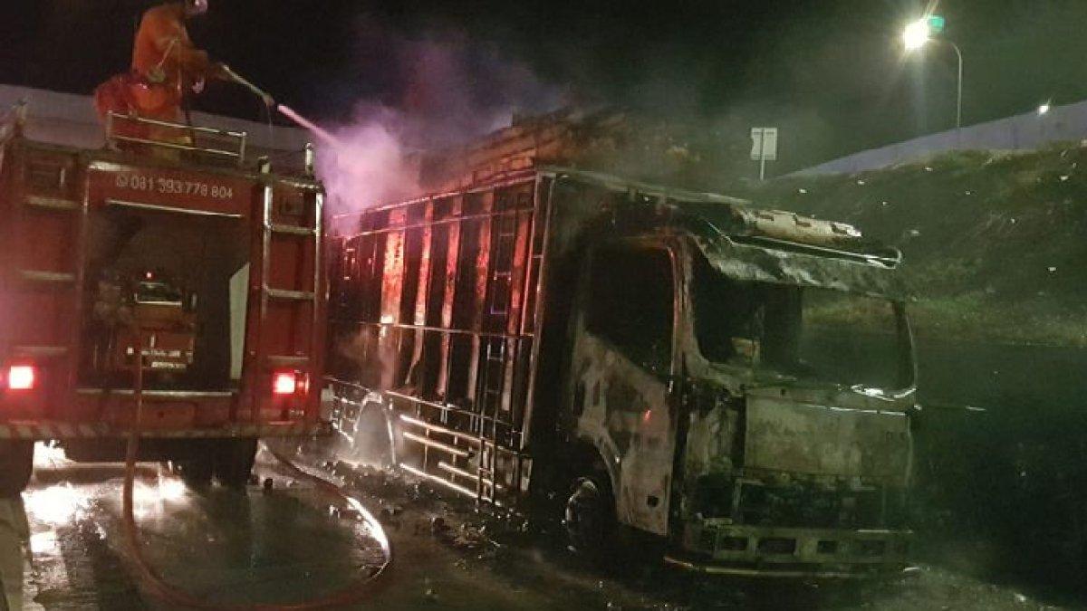 Pemadam menyemprotkan air ke truk yang terbakar di jalan tol Ungaran-Bawen.