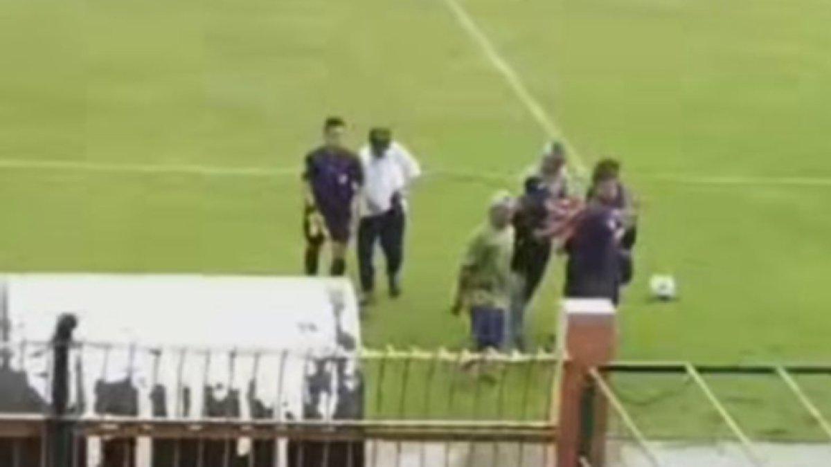 Pemain sepak bola yang tersambar petir dievakuasi keluar lapangan hijau oleh panita pertandingan Piala Soeratin 2023 Kabupaten Bojonegoro, Jawa Timur, Jum'at (3/11/2023). 