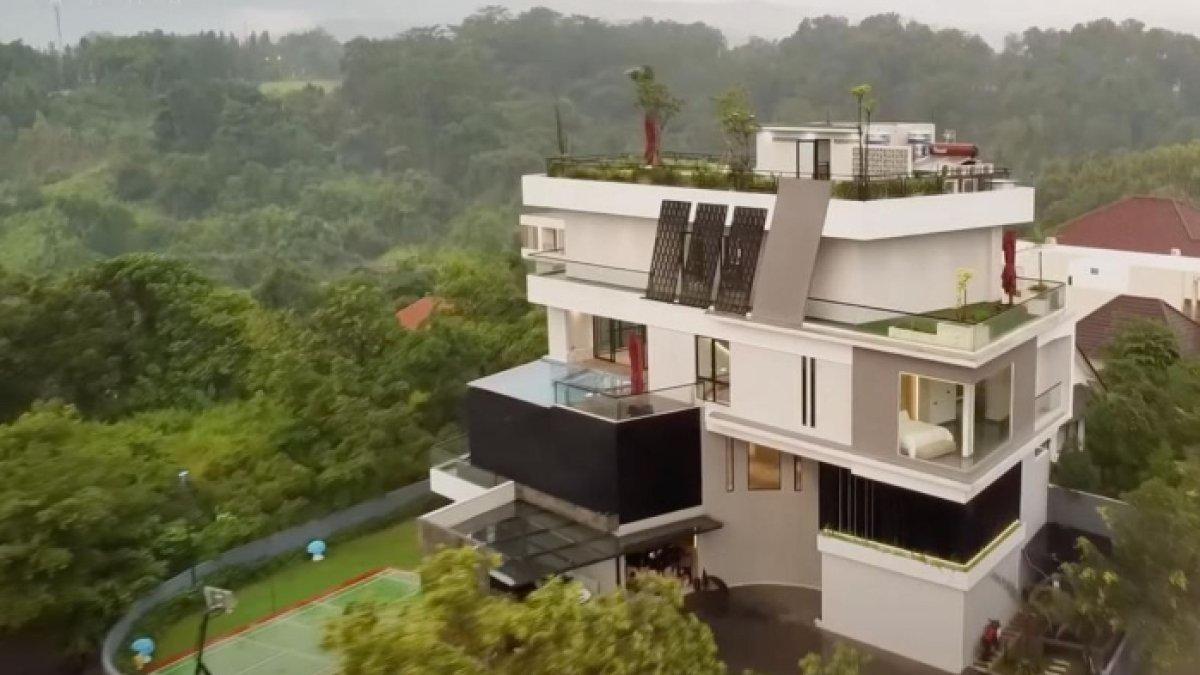 Pemandangan Gunung Salak dari rumah Verrell Bramasta
