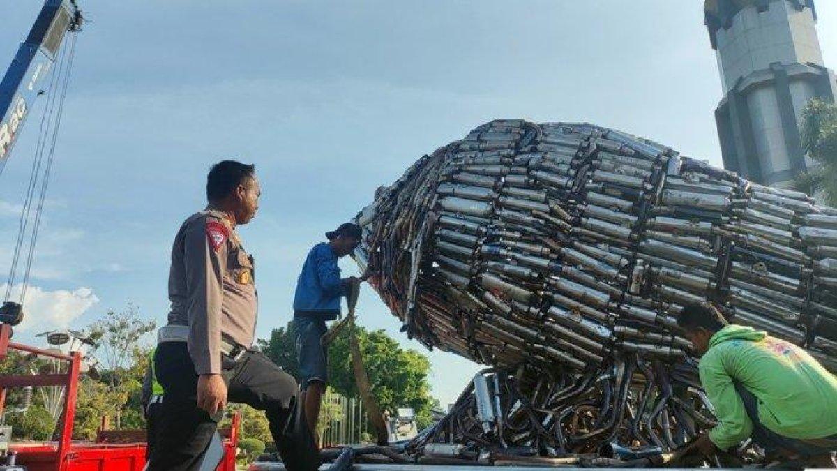 Pemasangan monumen ikan bandeng dari 4.031 knalpot brong di bundaran air mancur sebelah barat Alun-alun Pati