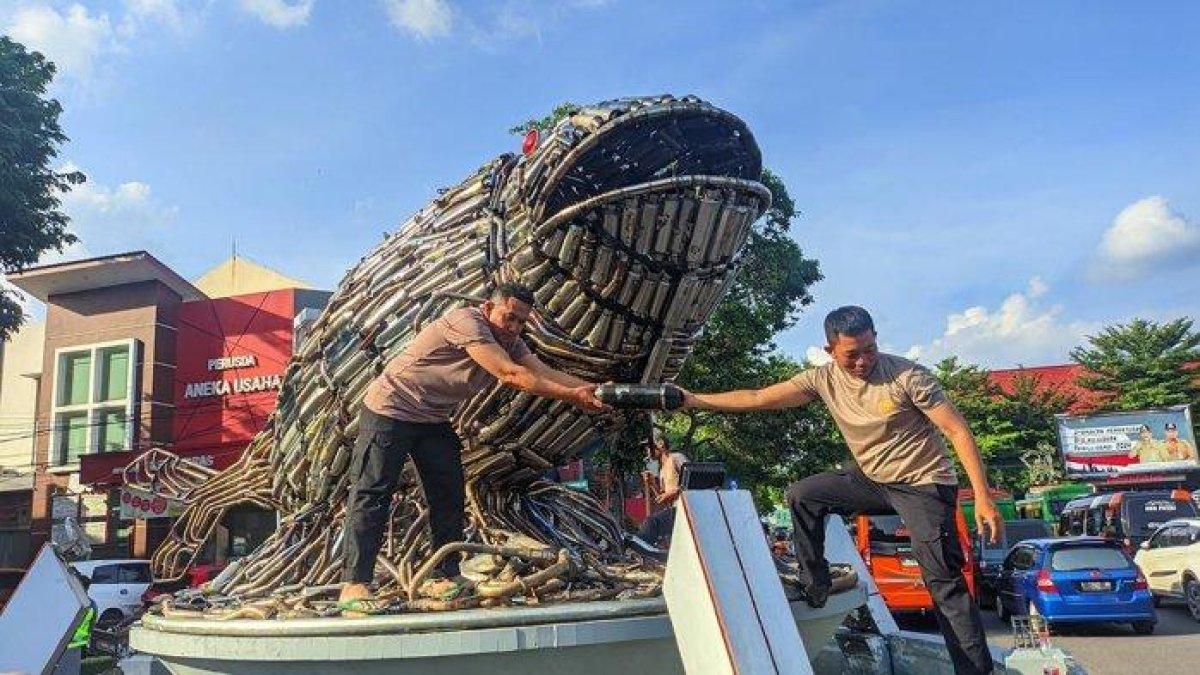 Pemasangan monumen ikan bandeng yang terbuat dari 4.031 knalpot brong di bundaran air mancur sebelah barat Alun-Alun Pati