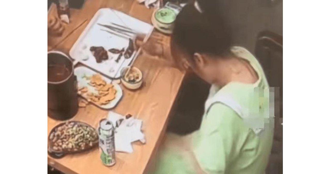 Pembeli protes ada rambut di makanannya, rekaman CCTV ungkap kebenaran