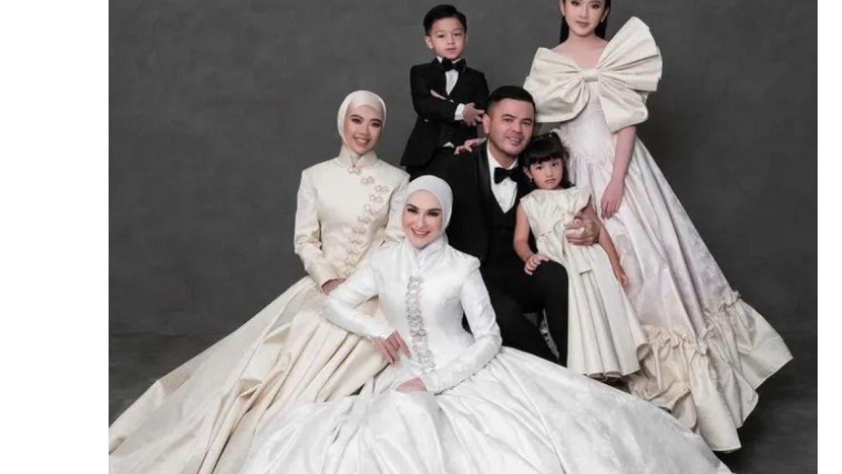 GAYA PEMOTRETAN KELUARGA IRISH BELLA - Pemotretan Irish Bella dan Haldy Sabri bertema glamour look.