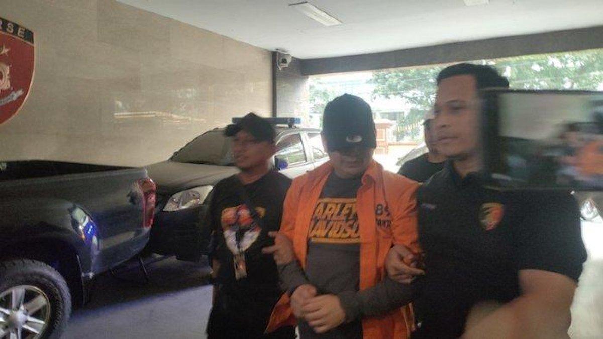Penampakan Dito Mahendra menggunakan baju tahanan dan tangan diborgol setelah buron sebagai tersangka kasus kepemilikan senjata api (senpi) ilegal tiba di Bareskrim Polri, Jakarta setelah ditangkap di Bali, Jumat (8/9/2023).