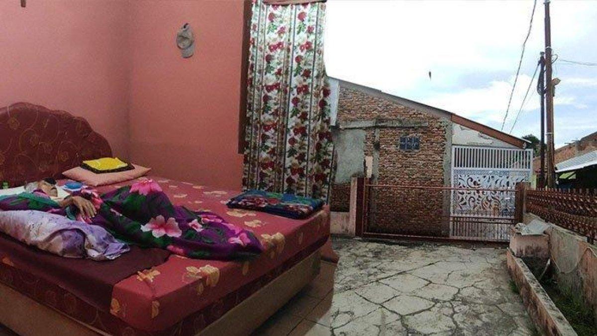 Penampakan rumah ER Situmorang (84), janda tua renta sakit-sakitan yang terkurung di dalam rumahnya sendiri akibat akses jalan keluar masuk rumah ditutup keluarga pensiunan Polisi bernama Bisara Tupal Butarbutar. 
