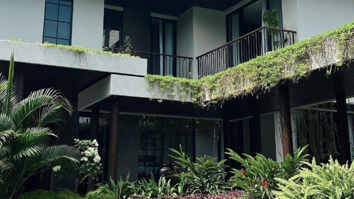 Penampakan bagian depan rumah Nana Mirdad