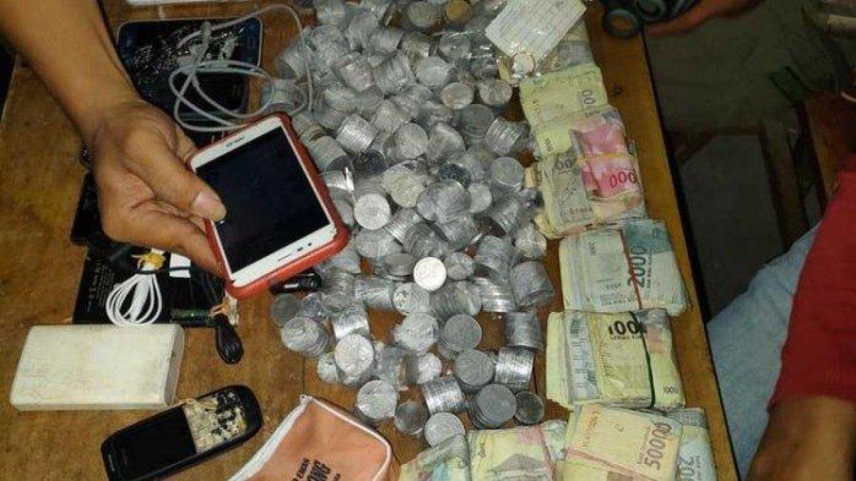 Penampakan barang yang dibawa pengemis