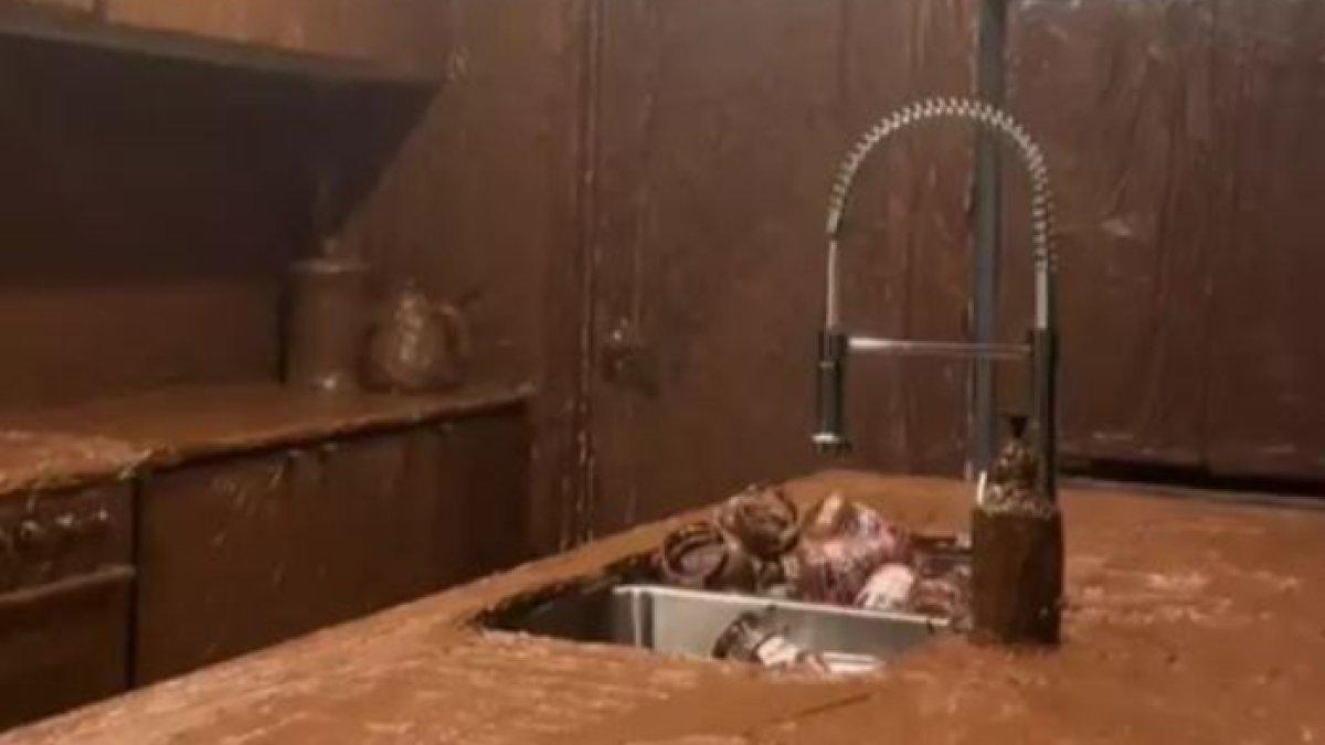 Penampakan eluruh permukaan dapur dicat dengan Nutella.